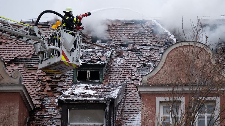 Die Feuerwehr löschte den Brand von mehreren Drehleitern aus. 