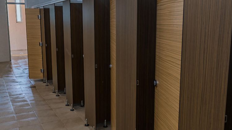 Toilettenkabinen mit Spalt am Boden - auch der Spalt der hier nicht abgebildeten Kabinen auf Palma muss groß genug für ein Smartphone gewesen sein.