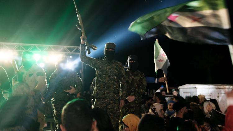 Kämpfer der HTS-Rebellen bei einer Feier zum Sturz von Machthaber Assad kurz vor Weihnachten. 