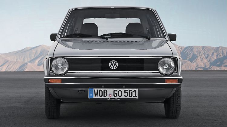 Im Vergleich zur aktuellen Auflage wirkt der erste VW Golf wie mit dem Lineal gezeichnet.