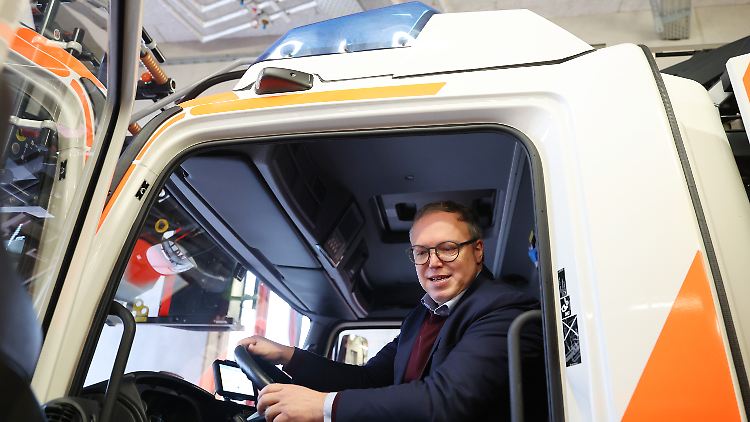 Weihnachtsbesuch bei der Feuerwehr: Mario Voigt arbeitet an einer To-do-Liste für die noch nicht gewählte Bundesregierung.