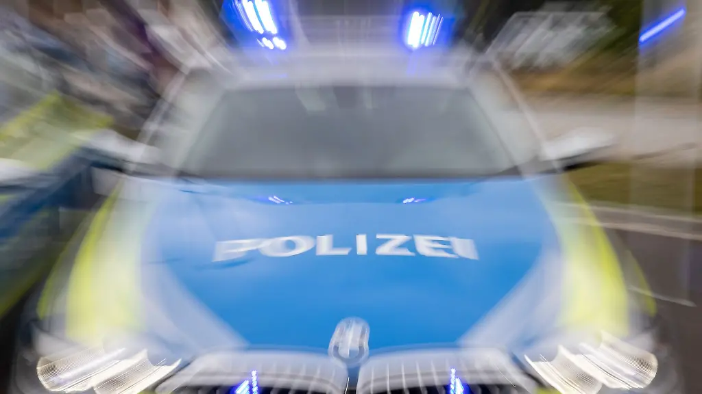 Ein-Streifenwagen-der-Polizei-mit-eingeschaltetem-Blaulicht