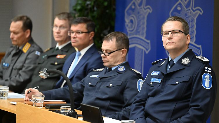 Finnische Behördenvertreter präsentierten auf einer Pressekonferenz in Helsinki ihre Ermittlungsergebnisse zur Störung am Unterseekabel Estlink2. 