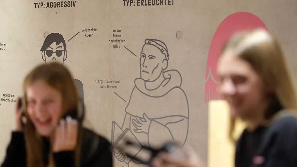 Schuelerinnen-hoeren-Beitraege-der-Ausstellung-Raus-mit-der-Sprache-in-Luthers-Sterbehaus