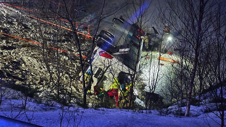 Rettungskräfte sicherten den Bus ab, damit dieser nicht noch weiter in den See rutscht.