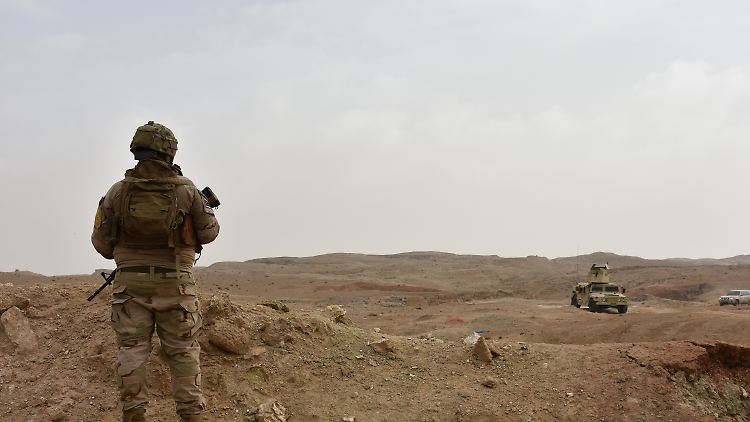 Irakische Soldaten sichern eins der vielen Massengräber, die aus der Zeit Saddam Husseins stammen oder während der IS-Regentschaft angelegt wurden. 