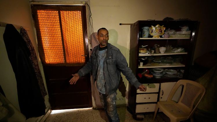In einem fensterlosen Raum mit abgeklebter Tür übersteht Hussein Arbini mit seiner Familie eine Nervengas-Attacke.