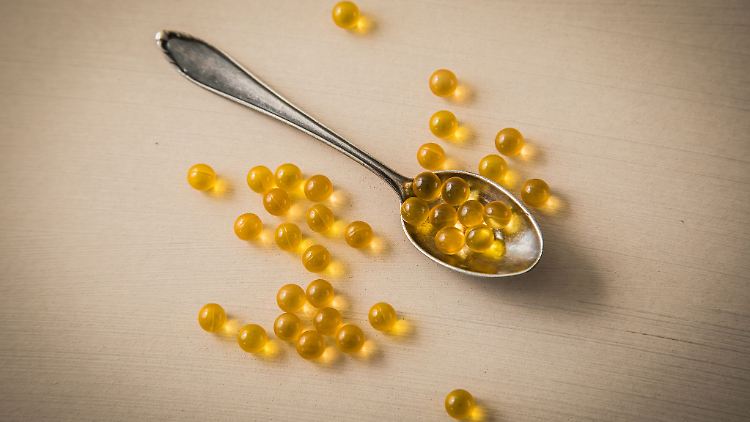 Im Winter greifen viele zu Vitamin-D-Präparaten, obwohl das laut "Öko-Test" für gesunde Menschen mit ausreichendem Sommer-Sonnenkontakt oft unnötig ist.