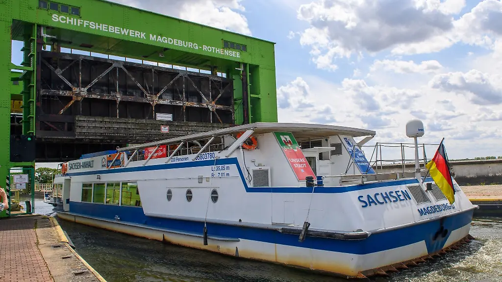 Das-Ausflugsschiff-Sachsen-Anhalt-der-Weissen-Flotte-Magdeburg-faehrt-in-das-Schiffshebewerk-Magdeburg-Rothensee-ein