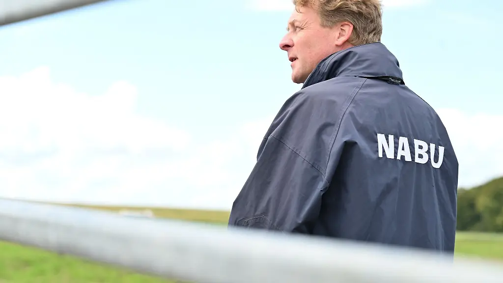 Dr-Holger-Buschmann-Landesvorsitzender-des-NABU-Niedersachsen-blickt-ueber-die-Flaechen