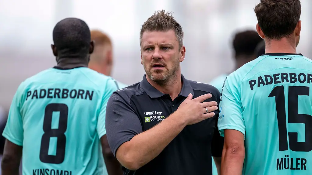 Paderborns-Trainer-Lukasz-Kwasniok-klatscht-mit-David-Kinsombi-und-Tobias-Mueller-ab