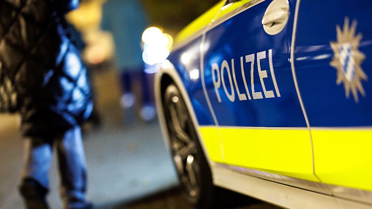 Der junge Mann habe "etliches an alkoholischen Getränken" konsumiert, schreibt die Polizei.