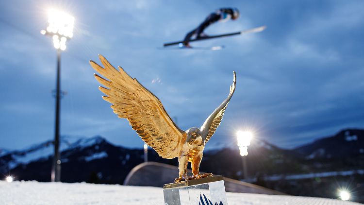 Der Goldadler ist die begehrteste Trophäe der Skispringer.
