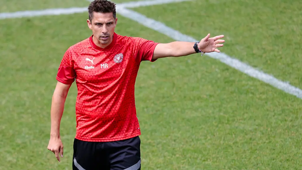 Kiels-Trainer-Marcel-Rapp-gestikuliert