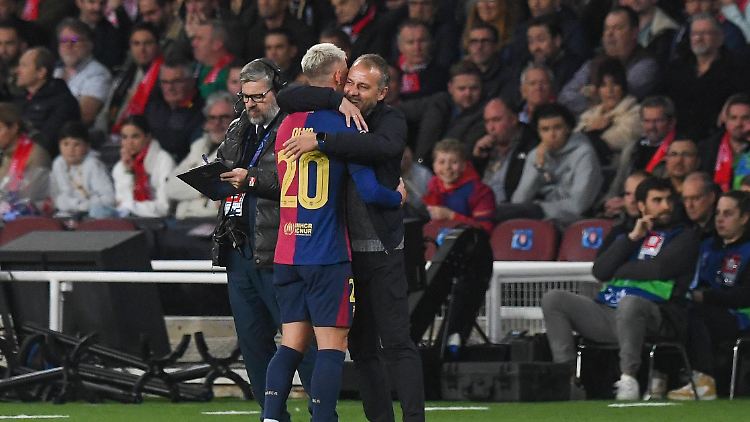 Dani Olmo und Hansi Flick dürfen wieder gemeinsam für den FC Barcelona arbeiten.