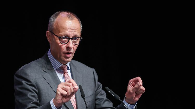 Kanzlerkandidat Merz pocht auf Gesetzesänderungen, um Verdächtige mit Migrationshintergrund schneller ausweisen zu können.