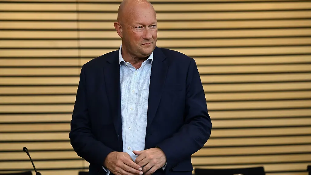 Thomas-Kemmerich-FDP-Abgeordneter-steht-im-Plearsaal-des-Thueringer-Landtags