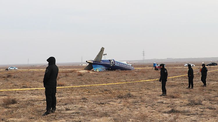 Flug J2-8243 stürzte rund drei Kilometer vor der Stadt Aktau beim Versuch einer Notlandung ab.