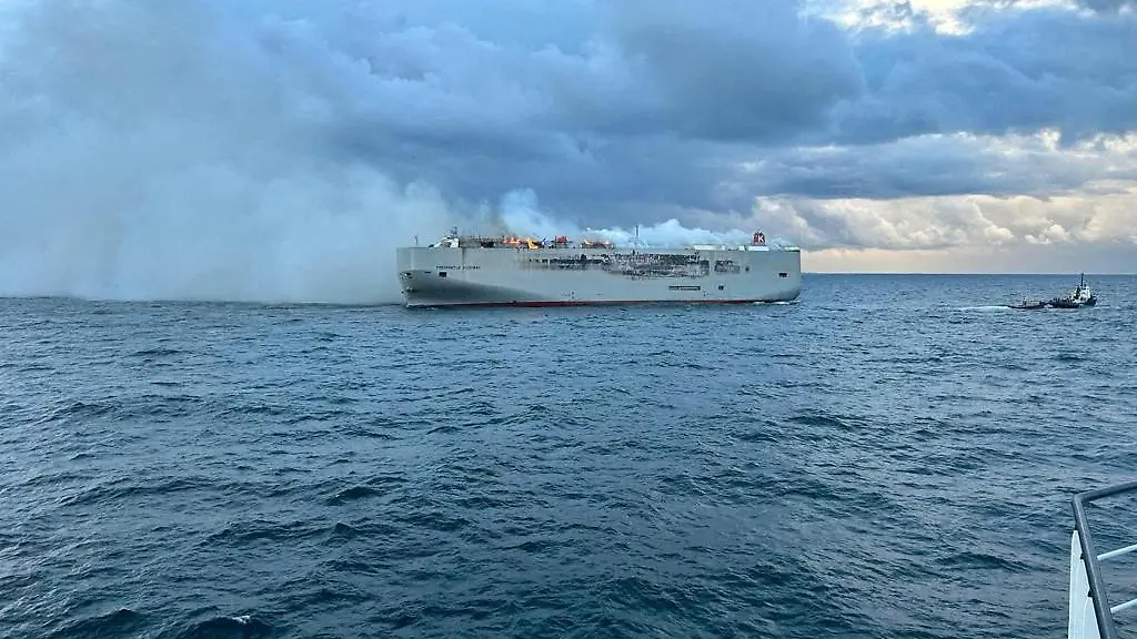 2023-07-27T191717Z-22639839-RC2UB2A060WB-RTRMADP-3-NETHERLANDS-FIRE-LOGISTICS-ELECTRIC