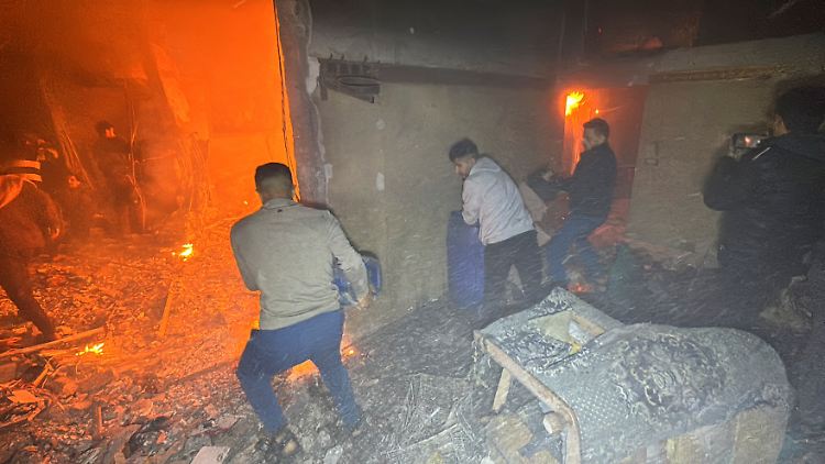 Die Klinik im Norden Gazas wurde in den vergangenen Monaten mehrfach von israelischen Truppen angegriffen. Dabei brachen auch in umliegenden Häusern Brände aus.