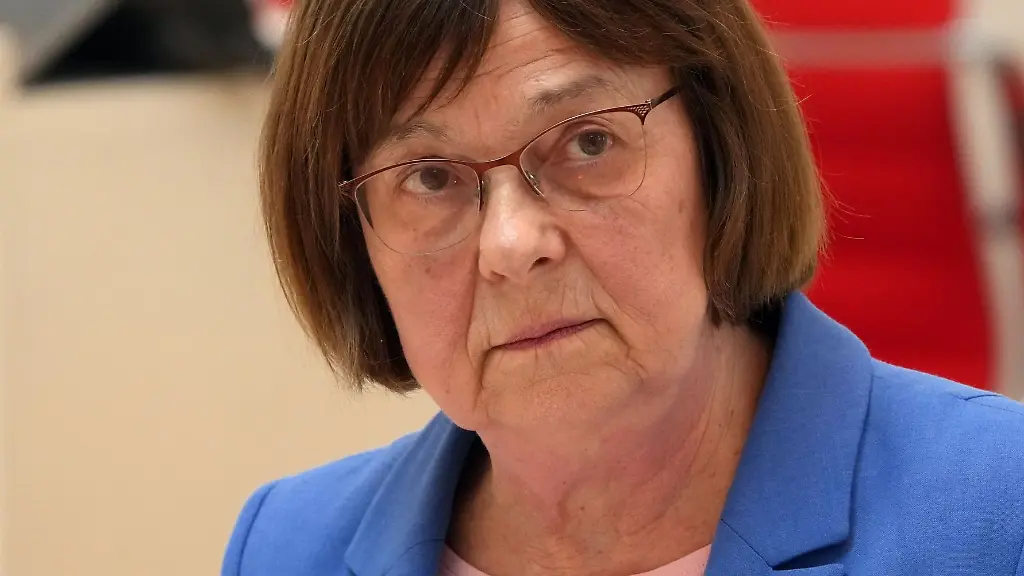 Ursula-Nonnemacher-Buendnis-90-Die-Gruenen-Ministerin-fuer-Soziales-Gesundheit-Integration-und-Verbraucherschutz-im-Landtag