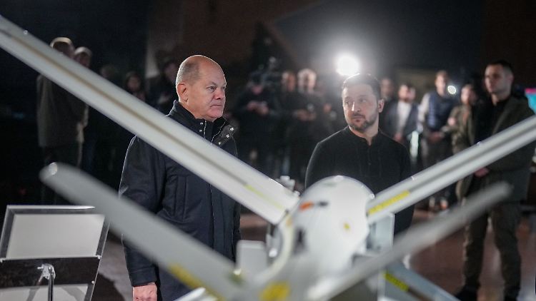 Anfang Dezember erklärt Wolodymyr Selenskyj Olaf Scholz bei dessen Besuch in Kiew, welche Fortschritte die Ukraine bei der Drohnenentwicklung gemacht hat.