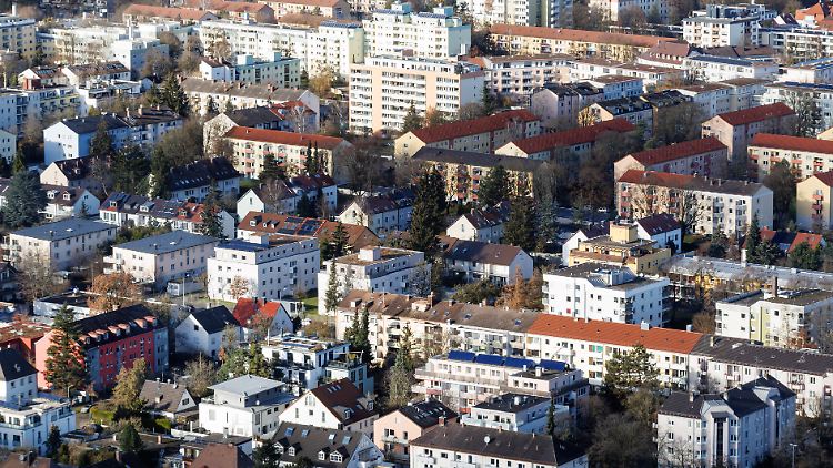 Das Thema Wohnen ist für viele Mieter in Deutschland eine Belastung. Zu wenige Neubauten treiben unter anderem die Preise.