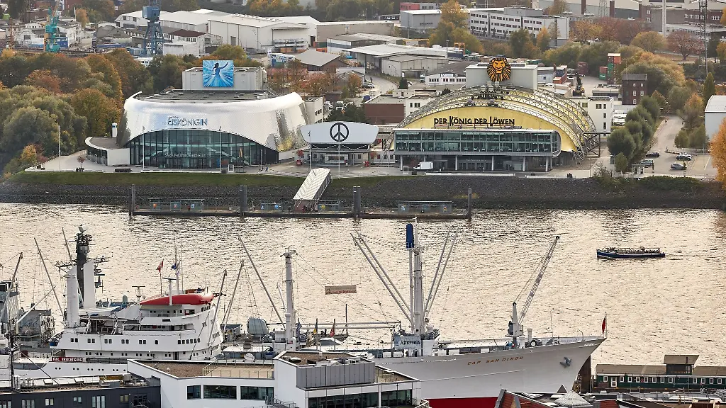 Blick-auf-die-Stage-Musical-Theater-Die-Eiskoenigin-l-und-Der-Koenig-der-Loewen-im-Hamburger-Hafen