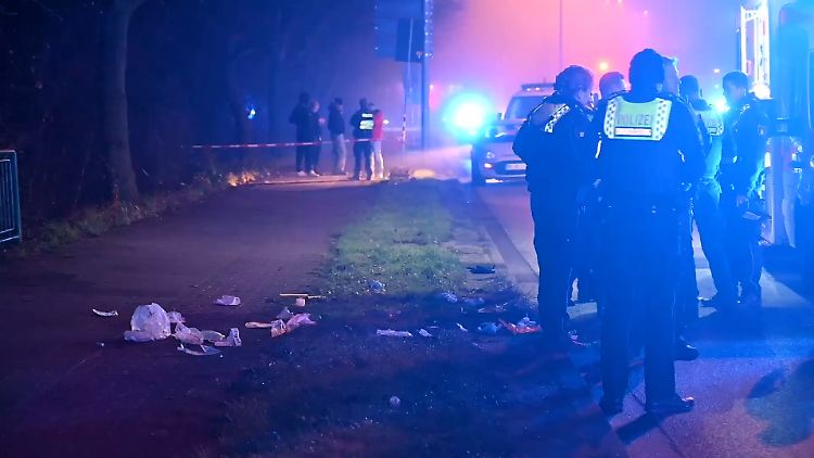 Die Polizei sicherte Beweismittel und Spuren und durchsuchte eine der Wohnungen in der Unterkunft.