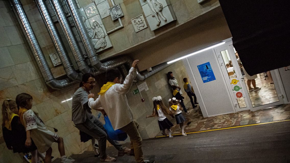 Charkiw im September 2023: Kinder laufen auf dem Weg zu ihrem Klassenzimmer die U-Bahnhof-Treppen runter.