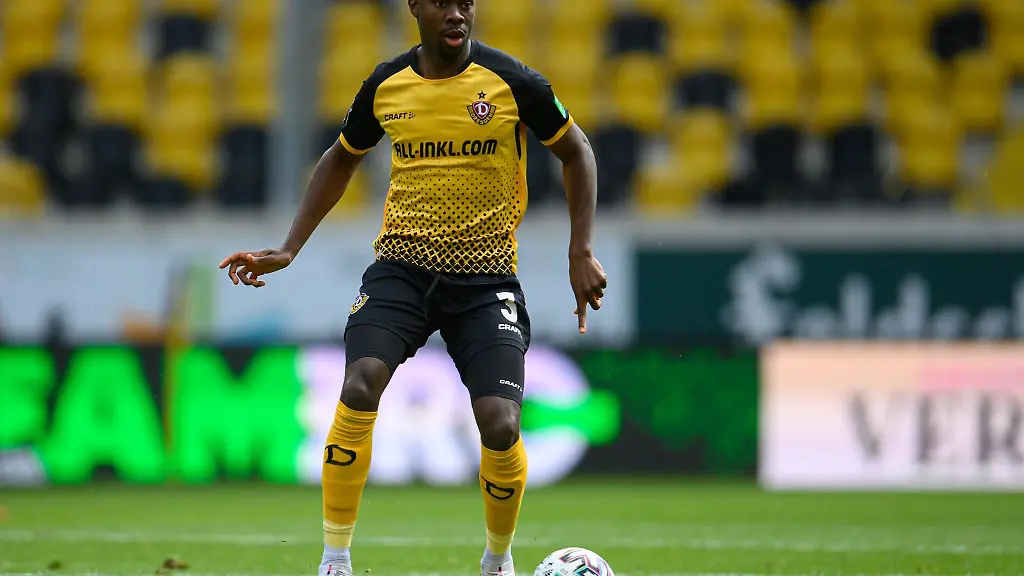 Dynamos-Leroy-Kwadwo-spielt-den-Ball