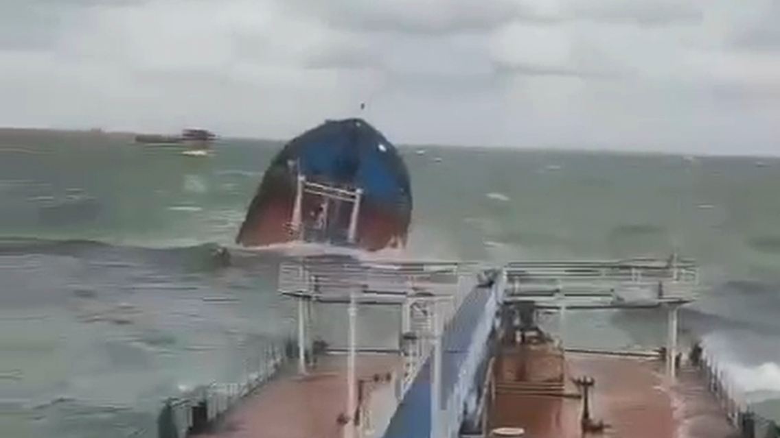 Mitte Dezember waren zwei mit Tausenden Tonnen Öl beladene russische Tanker bei einem Sturm in der Straße von Kertsch stark beschädigt worden. Ein Matrose starb.
