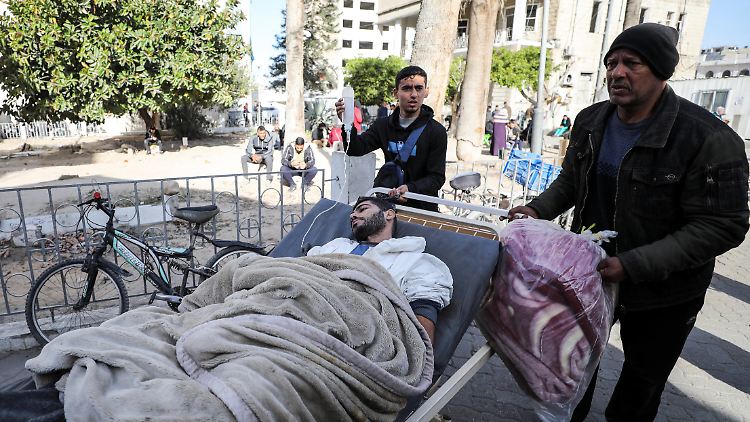 Ein Patient aus dem evakuierten Kamal-Adwan-Krankenhaus wird ins Hospital Al-Ahli al-Arabi verlegt.