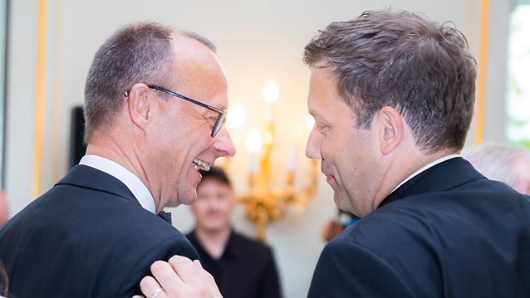 "Wer mit Terror droht oder ihn verherrlicht, muss das Land verlassen", sagt SPD-Chef Klingbeil - und sieht das ähnlich wie CDU-Chef Merz.  