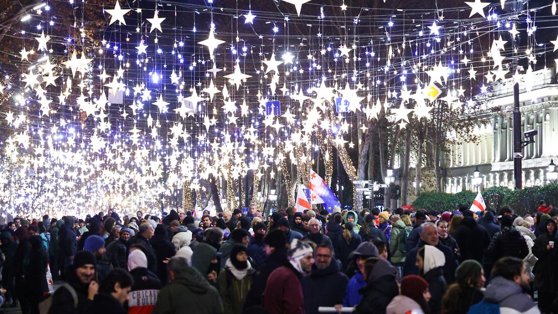 Tausende protestieren in Tiflis gegen die Amtseinführung des neuen prorussischen Präsidenten.