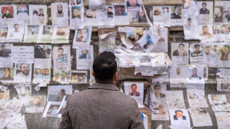 In Damaskus hängen Bilder von Menschen, die unter Assads Herrschaft verschwunden sind. 