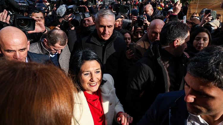 Surabischwili erklärte, sie verlasse zwar den Präsidentensitz, nehme aber ihre Legitimität mit. 