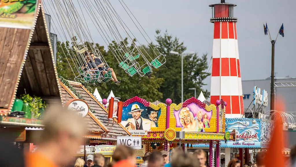 Das-Kettenkarrussel-dreht-sich-auf-der-Cranger-Kirmes-in-Herne