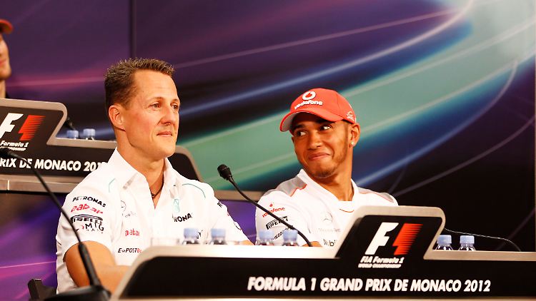 Große Bewunderung: Michael Schumacher und Lewis Hamilton bei einer Pressekonferenz im Jahr 2010.