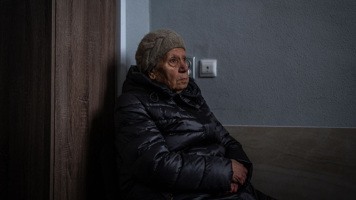 Eine Frau wartet darauf, von Pokrowsk an einen Ort gebracht zu werden, der sicherer sein soll.