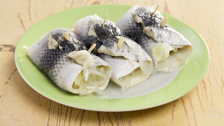 Ja, Rollmops ist eines der Hausmittel, die den Schmerz lindern. 