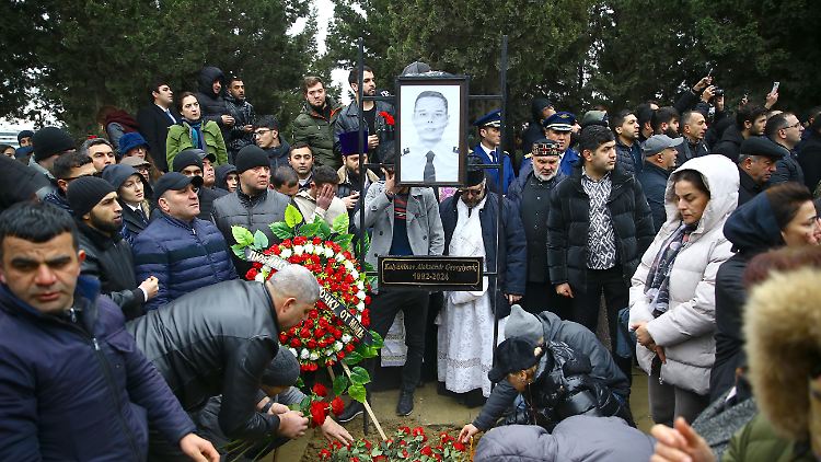 Die Beerdigung eines Piloten in Baku. Aliyev fordert die Bestrafung der Verantwortlichen des Absturzes. 
