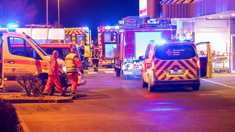 Die Rettungskräfte leisteten Ersthilfe für die Verletzten. 15 von ihnen mussten anschließend noch im Krankenhaus behandelt werden. 