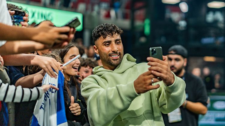Der Fußballer und Influencer hat vorwiegend sehr junge Fans. 