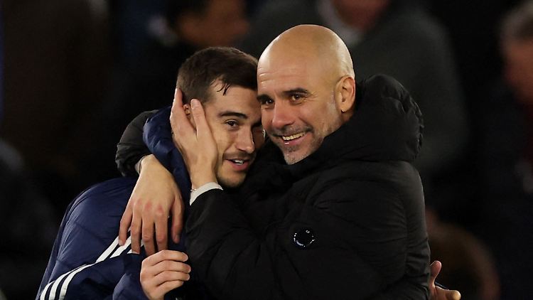 In der Erleichterung knuddelte Pep Guardiola auch den Gegner.