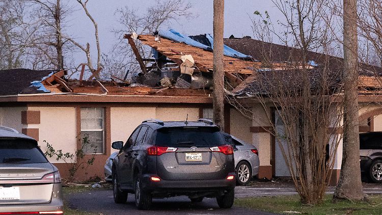 Ein Haus in der texanischen Stadt Alvin wurde durch einen Tornado abgedeckt.