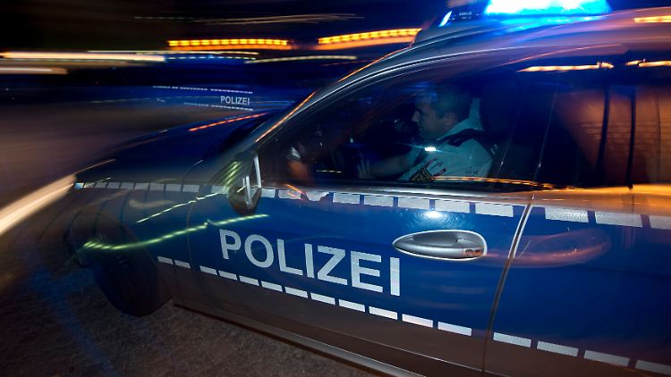 Die Beamten ermitteln unter anderem wegen Eingriffs in den Straßenverkehr und Verstößen gegen das Sprengstoffgesetz. 