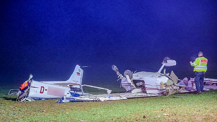 Die Cessna landete letztlich auf dem Dach und zerbrach in mehrere Teile.