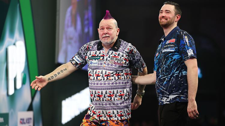 Peter Wright (links) kann es selbst kaum fassen, wie gut er beim 4:1-Sieg gegen Luke Humphries gespielt hat.