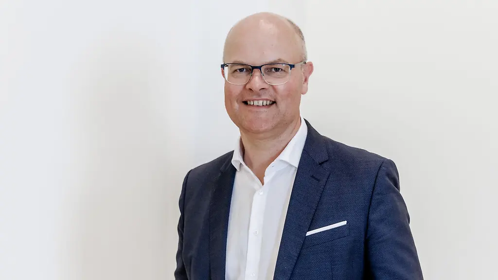 Tobias-Goldschmidt-Buendnis90-Gruene-Minister-fuer-Energiewende-Klimaschutz-Umwelt-und-Natur-steht-im-Landtagsgebaeude